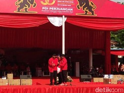 Hasto Sematkan Jaket PDIP ke Menteri Teten: Beliau juga Kader