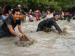 Serunya Tradisi Menangkap Ikan di Kamboja