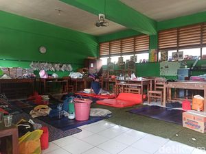 Warga Korban Banjir di Solo Tinggalkan Pengungsian Warga Korban Banjir di Solo Tinggalkan Pengungsian