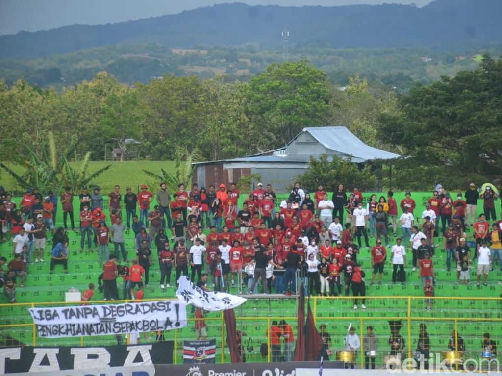 Bentangkan Spanduk Liga 1 Tanpa Degradasi, Suporter PSM Sindir Match Fixing Bentangkan Spanduk Liga 1 Tanpa Degradasi, Suporter PSM Sindir Match Fixing