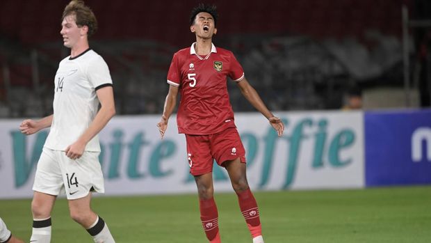 Pesepak bola Tim Nasional U-20 Indonesia Kakang Rudianto (kanan) berekspresi usai gagal membobol gawang Tim Nasional U-20 Selandia Baru dalam pertandingan uji coba internasional U-20 di Stadion Utama Gelora Bung Karno (SUGBK), Senayan, Jakarta, Minggu (19/2/2023). Indonesia kalah 1-2 dalam pertandingan tersebut. ANTARA FOTO/Aditya Pradana Putra/YU