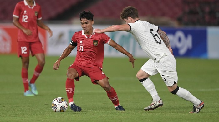 Timnas U-20 Ditekuk Selandia Baru Pesepak bola Tim Nasional U-20 Indonesia Arkhan Fikri (tengah) berebut bola dengan pesepak bola Tim Nasional U-20 Selandia Baru Fin Ngangiha Roa Conchie (kanan) dalam pertandingan uji coba internasional U-20 di Stadion Utama Gelora Bung Karno (SUGBK), Senayan, Jakarta, Minggu (19/2/2023). ANTARA FOTO/Aditya Pradana Putra/YU