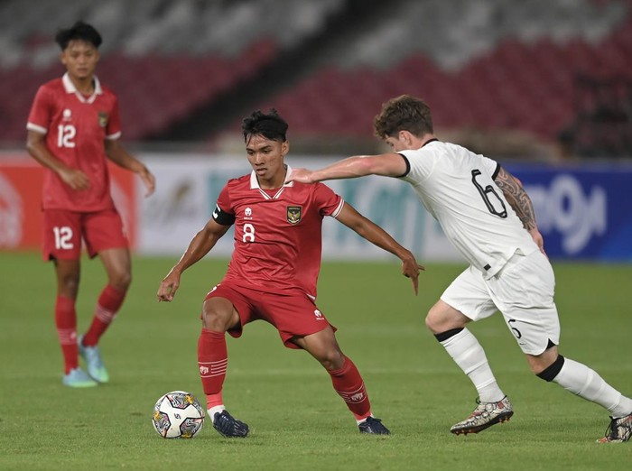 Pesepak bola Tim Nasional U-20 Indonesia Arkhan Fikri (tengah) berebut bola dengan pesepak bola Tim Nasional U-20 Selandia Baru Fin Ngangiha Roa Conchie (kanan) dalam pertandingan uji coba internasional U-20 di Stadion Utama Gelora Bung Karno (SUGBK), Senayan, Jakarta, Minggu (19/2/2023). ANTARA FOTO/Aditya Pradana Putra/YU