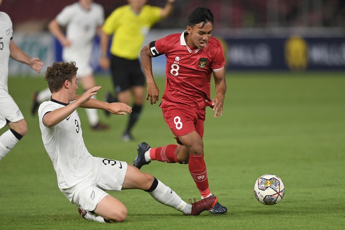 Pesepak bola Tim Nasional U-20 Indonesia Arkhan Fikri (kanan) berebut bola dengan pesepak bola Tim Nasional U-20 Selandia Baru Fin Adam Peter Supyk (kiri) dalam pertandingan uji coba internasional U-20 di Stadion Utama Gelora Bung Karno (SUGBK), Senayan, Jakarta, Minggu (19/2/2023). ANTARA FOTO/Aditya Pradana Putra/YU