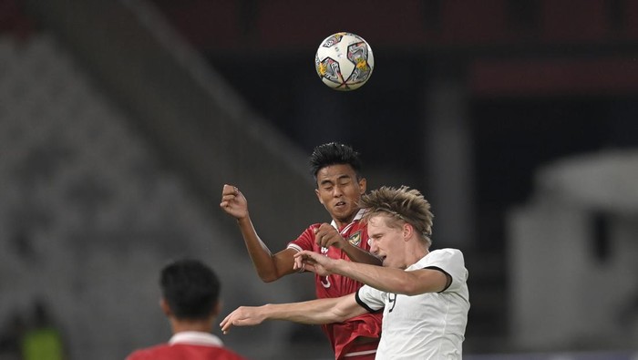 Pesepak bola Tim Nasional U-20 Indonesia Kakang Rudianto (tengah) berebut bola dengan pesepak bola Tim Nasional U-20 Selandia Baru Kian Donkers (kanan) dalam pertandingan uji coba internasional U-20 di Stadion Utama Gelora Bung Karno (SUGBK), Senayan, Jakarta, Minggu (19/2/2023). ANTARA FOTO/Aditya Pradana Putra/YU