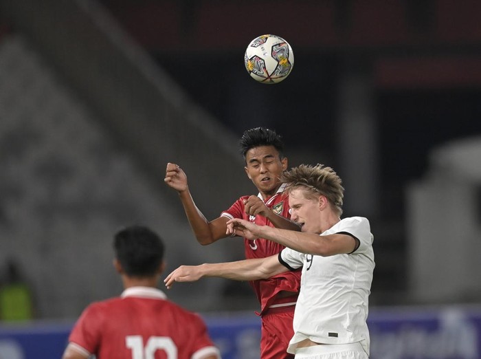 Pesepak bola Tim Nasional U-20 Indonesia Kakang Rudianto (tengah) berebut bola dengan pesepak bola Tim Nasional U-20 Selandia Baru Kian Donkers (kanan) dalam pertandingan uji coba internasional U-20 di Stadion Utama Gelora Bung Karno (SUGBK), Senayan, Jakarta, Minggu (19/2/2023). ANTARA FOTO/Aditya Pradana Putra/YU