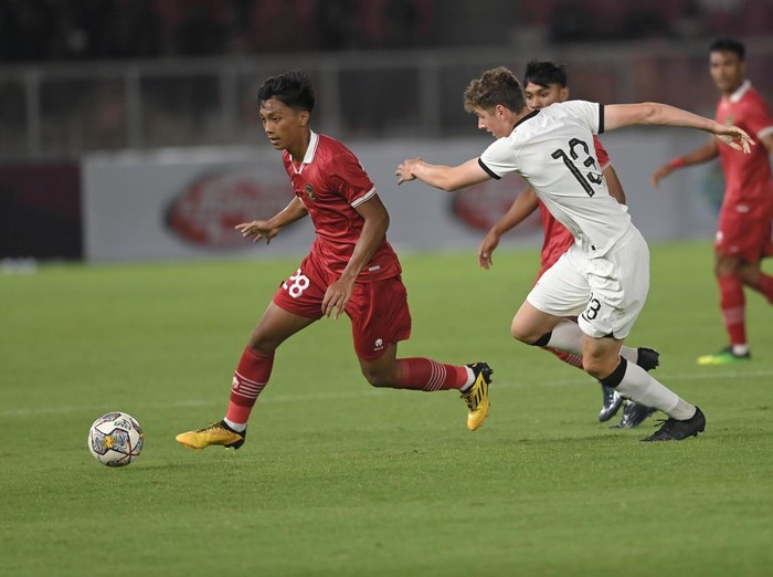 Pesepak bola Tim Nasional U-20 Indonesia Rabbani Tasnim Siddiq (kiri) berebut bola dengan pesepak bola Tim Nasional U-20 Selandia Baru Lukas Eric (tengah) dalam pertandingan uji coba internasional U-20 di Stadion Utama Gelora Bung Karno (SUGBK), Senayan, Jakarta, Minggu (19/2/2023). ANTARA FOTO/Aditya Pradana Putra/YU