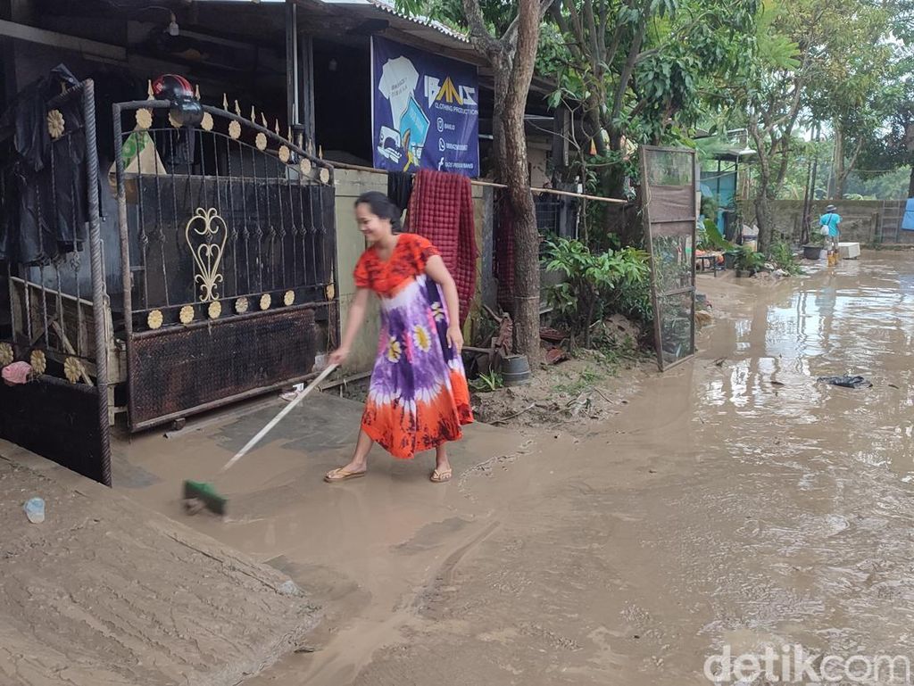 Banjir di Dinar Indah Semarang Sore Ini Kembali Sisakan Tumpukan Lumpur