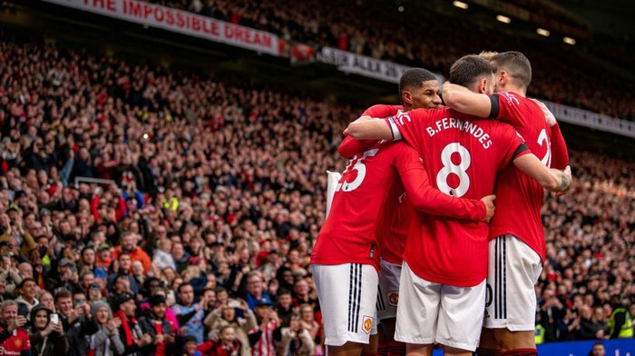 MANCHESTER, ENGLAND - FEBRUARY 19:  Jadon Sancho of Manchester United celebrates scoring a goal to make the score 3-0 with team-mates during the Premier League match between Manchester United and Leicester City at Old Trafford on February 19, 2023 in Manchester, United Kingdom. (Photo by Ash Donelon/Manchester United via Getty Images)