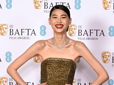 5 Gaya Jung Ho Yeon Berkacak Pinggang di BAFTA Film Awards 2023