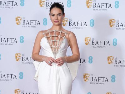 Kerangkeng Berkilau di Dada Lily James, Lihat 5 Potretnya!