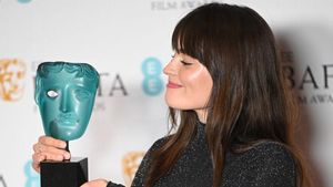Emma Mackey Semringah Pamer Piala BAFTA