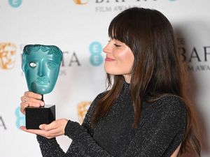 Emma Mackey Semringah Pamer Piala BAFTA Emma Mackey Semringah Pamer Piala BAFTA