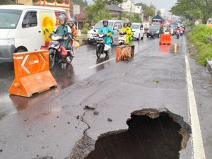 Aspal Jembatan Karangjati Jalur Surabaya-Malang Jebol, Lalin Macet 3,5 KM Aspal Jembatan Karangjati Jalur Surabaya-Malang Jebol, Lalin Macet 3,5 KM