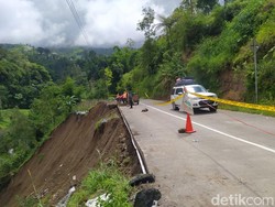 Waspada! Tebing Bahu Jalan Magelang-Boyolali di Wonolelo Longsor