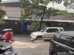Hujan Deras Bikin Sejumlah Ruas Jalan di Surabaya Banjir