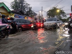 Jalur Surabaya-Gresik Via Lakarsantri Macet Imbas Banjir