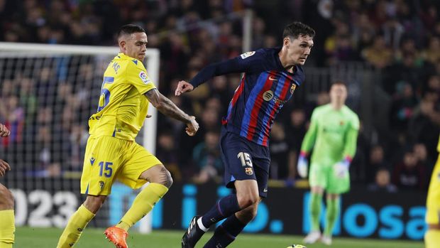 Barcelona's Andreas Christensen, centre right, and Cadiz's Roger Marti challenge for the ball during the Spanish La Liga soccer match between Barcelona and Cadiz CF at the Camp Nou stadium in Barcelona, Spain, Sunday, Feb. 19, 2023. (AP Photo/Joan Monfort)