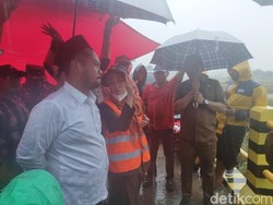 Gerak Cepat Pemkab Gresik Tutup Tanggul Anak Kali Lamong yang Jebol