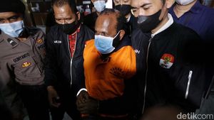Foto-foto Bupati Mamberamo Tengah Berompi Tahanan KPK