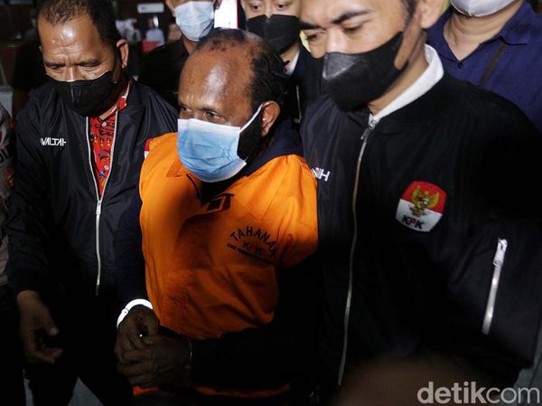 Foto-foto Bupati Mamberamo Tengah Berompi Tahanan KPK
