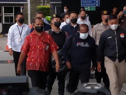 Ditangkap Usai 7 Bulan Buron, Bupati Mamberamo Tengah Tiba di Gedung KPK