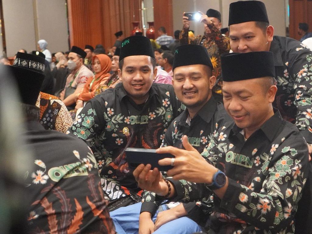 PAN Umumkan Crazy Rich Surabaya Tom Liwafa dan 4 Gus Gabung Partai