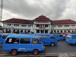 Ratusan Sopir Angkot Kota Malang Demo Tolak Uji Coba Satu Arah Kayutangan