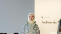 Foto: 10 Koleksi Busana Kami yang Dipamerkan di New York Fashion Week 2023