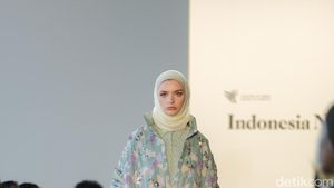 Foto: 10 Koleksi Busana Kami yang Dipamerkan di New York Fashion Week 2023