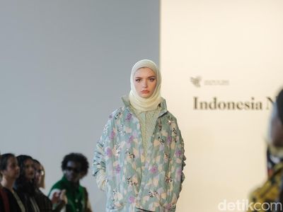 Foto: 10 Koleksi Busana Kami yang Dipamerkan di New York Fashion Week 2023