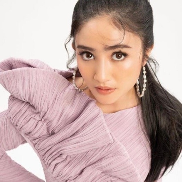 Febby Rastanty Febby Rastanty ternyata juga pernah mendapat predikat cumlaude