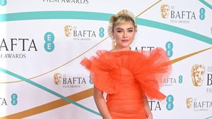 7 Gaya Florence Pugh Pakai Gaun Ikan Mas Koki di Red Carpet BAFTA
