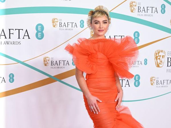 7 Gaya Florence Pugh Pakai Gaun Ikan Mas Koki di Red Carpet BAFTA