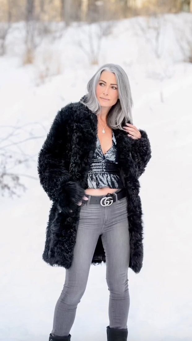 Foto: instagram.com/thesilverlining_1970 Faux-fur coat, camisole sequin, dan celana jeans/