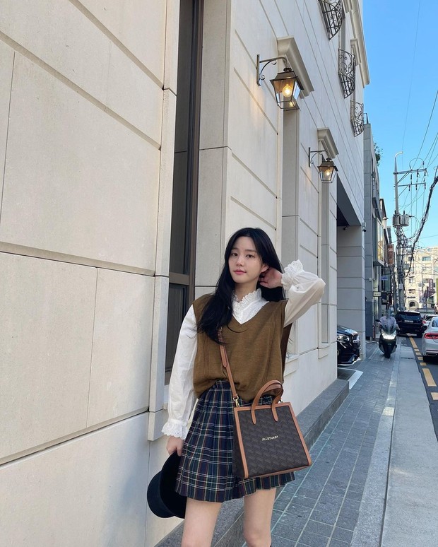 Gaya Feminin Lee Yubi. Foto: Instagram.com/yubi_190 Gaya Feminin Lee Yubi. Foto: Instagram.com/yubi_190
