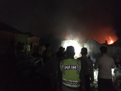 Sempat Padam, Gudang Plastik di Maros Kembali Terbakar Malam Ini