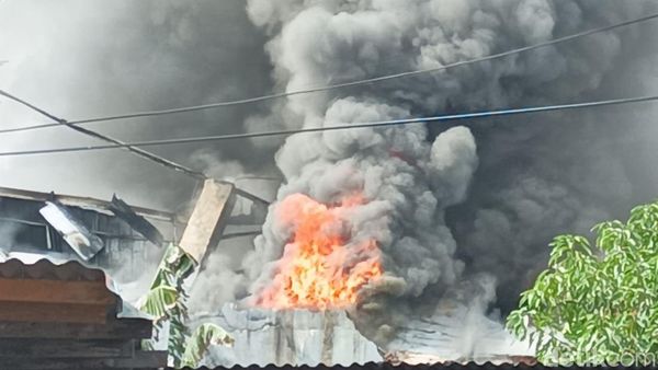 Potret Kebakaran Gudang Plastik di Maros Sempat Picu Kemacetan 4,5 Km