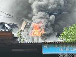 5 Hal soal Kebakaran Gudang Plastik di Maros Selama 20 Jam