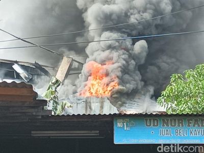 Potret Kebakaran Gudang Plastik di Maros Sempat Picu Kemacetan 4,5 Km