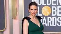 Hilary Swank Tanggapi Kritik Soal Hamil Anak Ke-3 di Usia 52 Tahun