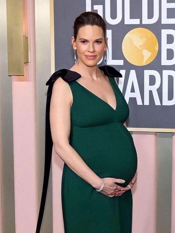 Membongkar Standar Ganda di Balik Kabar Kehamilan Hilary Swank pada Usia 52 Tahun