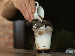 8 Kreasi Kopi Viral untuk Jualan: Shaken Espresso hingga Profee