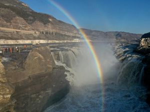 Indahnya Semburat Pelangi Terbit di Atas Air Terjun di China