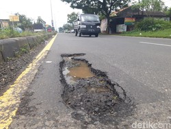 Duh! Banyak Pemotor Jatuh Kejeglong Jalan Berlubang di Boyolali
