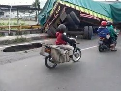 Waspada! Aspal Jembatan Karangjati di Jalur Surabaya-Malang Pasuruan Jebol