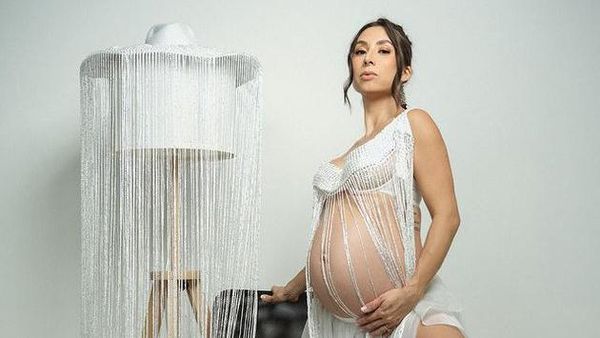 7 Foto Kehamilan Jennifer Bachdim, Aura Seksi-Glamor dengan Baju Rumbai