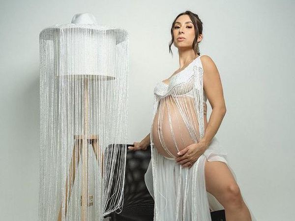 7 Foto Kehamilan Jennifer Bachdim, Aura Seksi-Glamor dengan Baju Rumbai