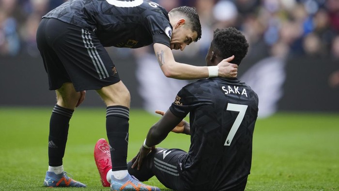 Arsenals Jorginho, left, and Arsenals Bukayo Saka during the English Premier League soccer match between Aston Villa and Arsenal at Villa Park in Birmingham, England, Saturday, Feb. 18, 2023. (AP Photo/Jon Super)