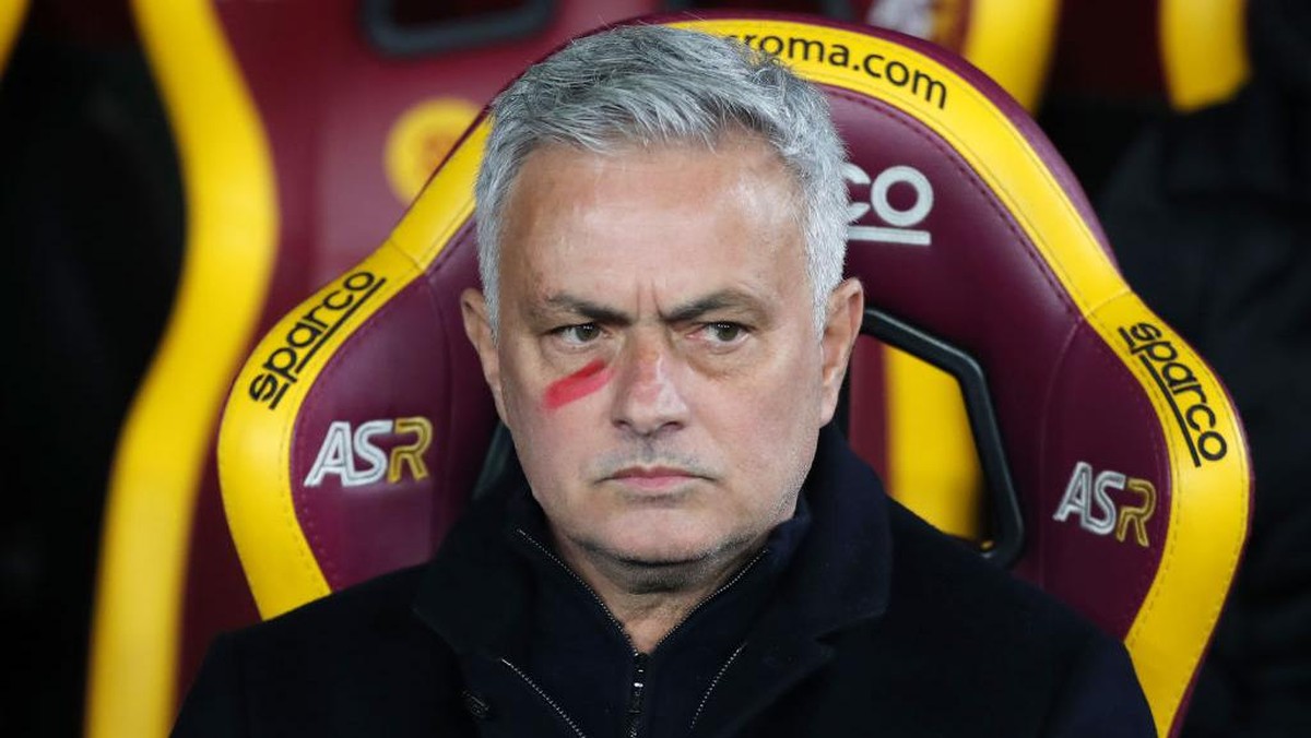 Jose Mourinho membela para pemain AS Roma yang disoraki suporter (Foto: Getty Images/Paolo Bruno)